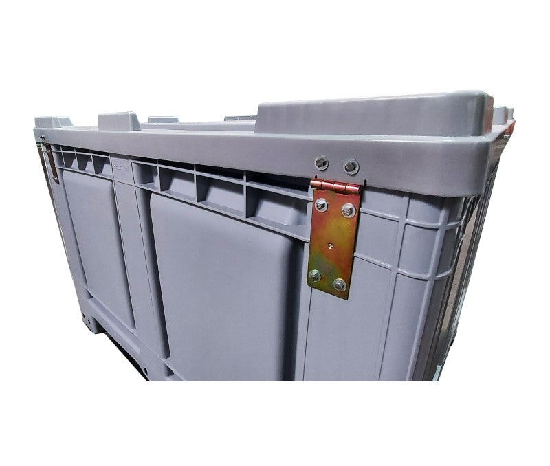 Pilnai pilka plastikinė padėklų dėžė ant 4 pėdų, uždara (išmatavimai 1200x1000x790 mm)