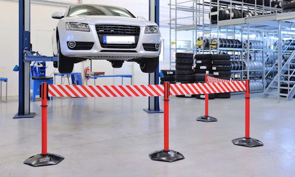 Sunkaus plastiko stulpelis su ištraukiama užtvara ir įspėjamoji juosta. (3,65 m juosta)